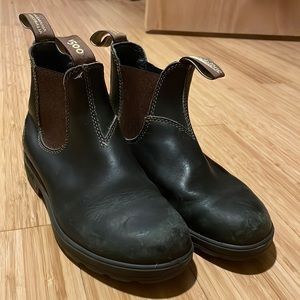 Lightly worn dark brown #500 blundstones